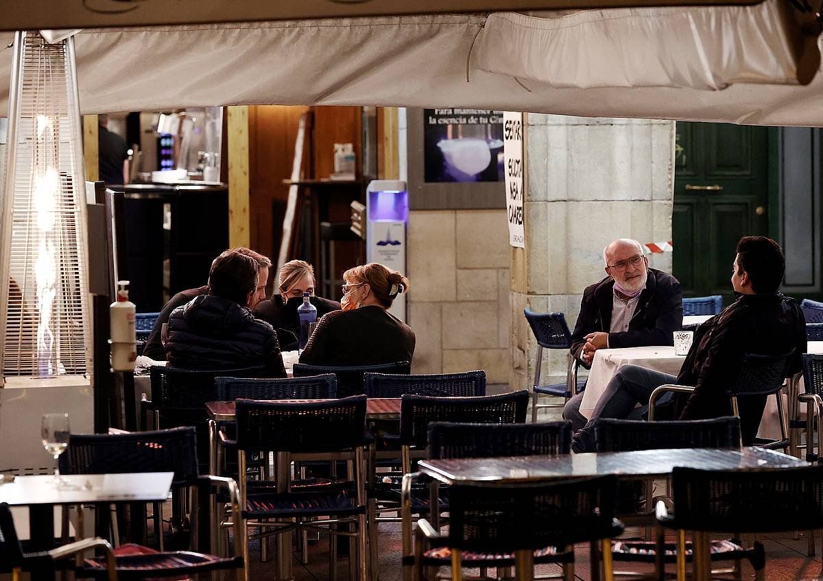 Iruñeko terraza bat larunbat gau batean, alarma egoera bukatzear zegoenean. JESUS DIGES, EFE