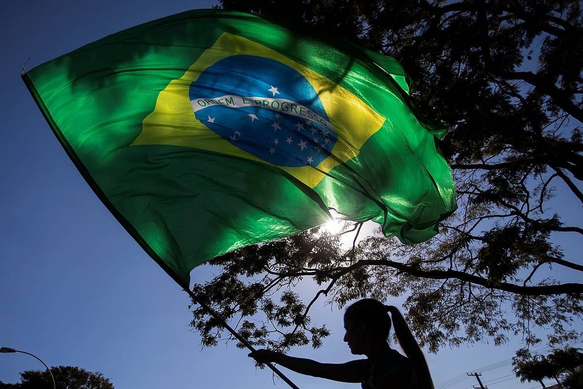 Pertsona bat Brasileko banderarekin. JOéDSON ALVES/EFE Pertsona bat Brasileko banderarekin. JOéDSON ALVES/EFE