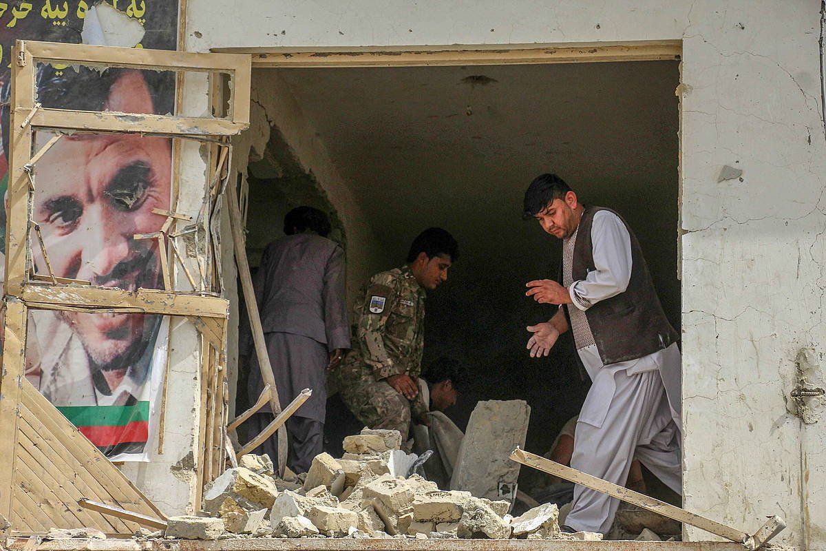 Afganistango segurtasun indarrak Kandaharren, hil hasieran, bonba leherketa baten ondorioak aztertzen. M SADIQ / EFE