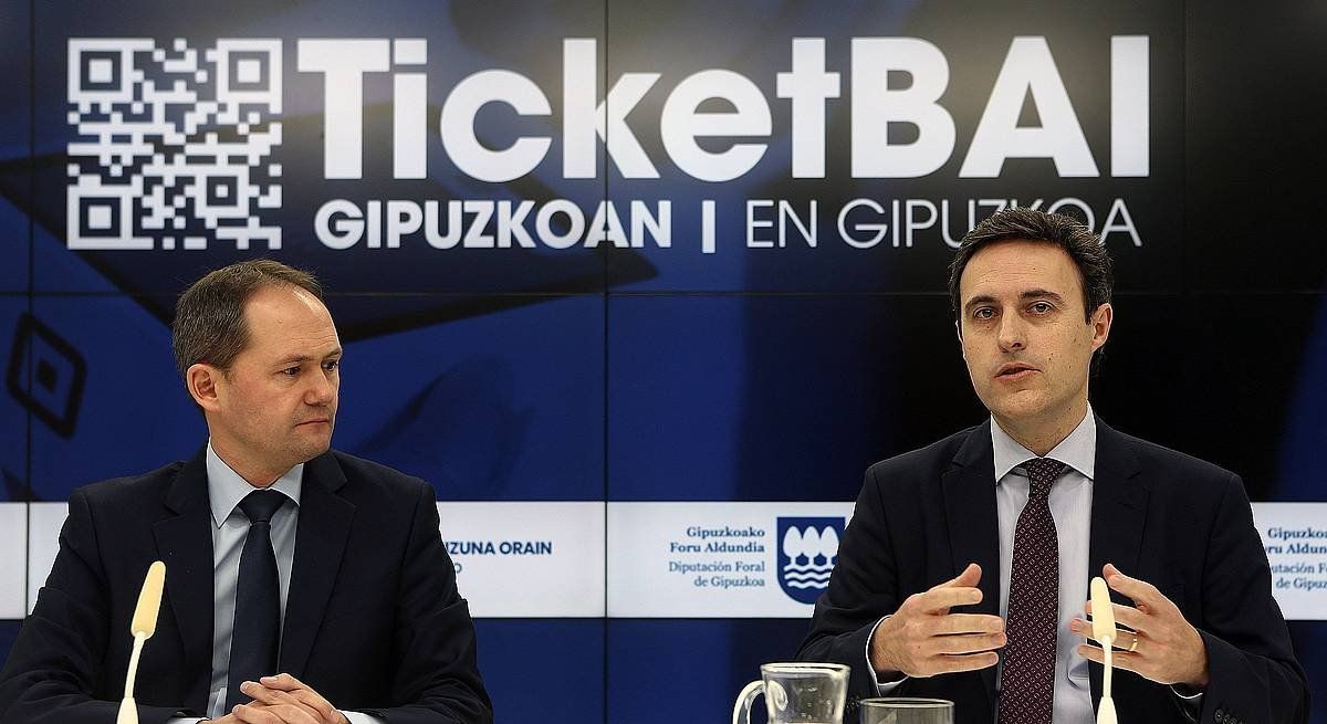 Jokin Perona Ogasuneko zuzendaria eta Jabier Larrañaga Ogasuneko foru diputatua TicketBAI sistemaren aurkezpenean. GORKA ESTRADA