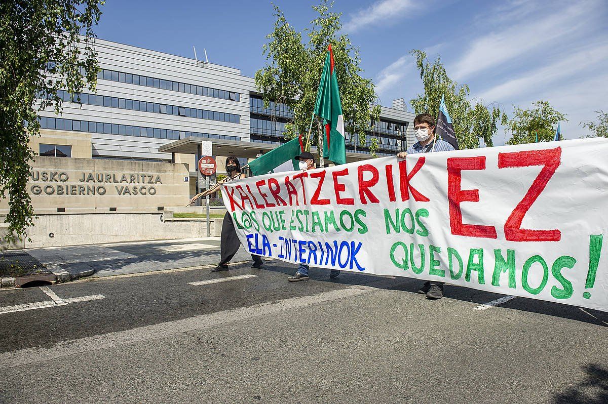 Eusko Jaurlaritzaren egoitzatik abiatu dute manifestazioa, goizean, Gasteizen. JAIZKI FONTANEDA/FOKU