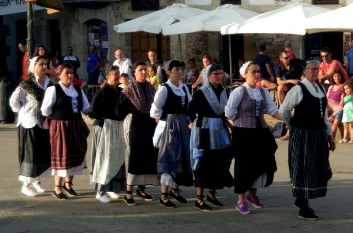 Urduri dantza taldeko kideak soka dantza dantzatzen, 2017. urteko emanaldian. URDURI DANTZA TALDEA