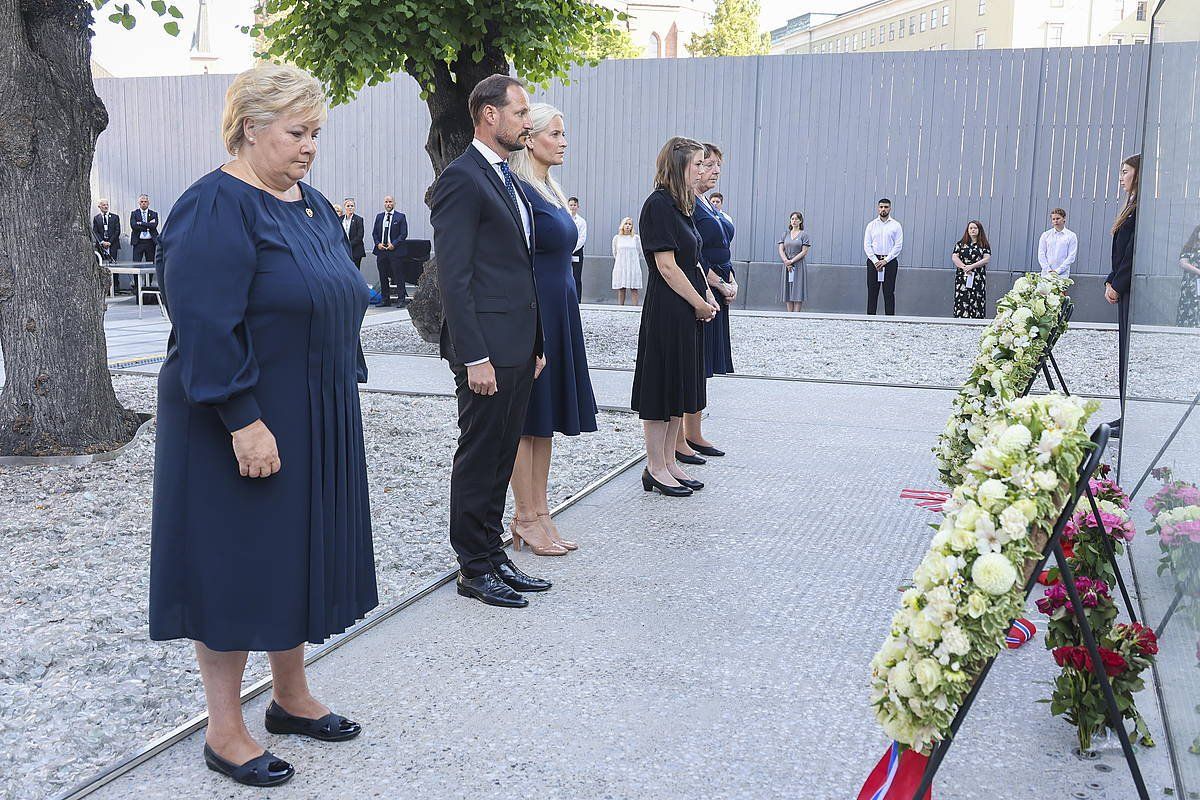 Utoyako sarraskian hildakoak omentzeko gaur goizean egindako ekitaldiko irudi bat. GEIR OLSEN / EFE