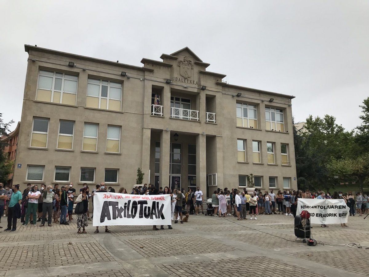 Dozenaka lagunek parte hartu dute atxiloketen aurkako protestan. BERRIA