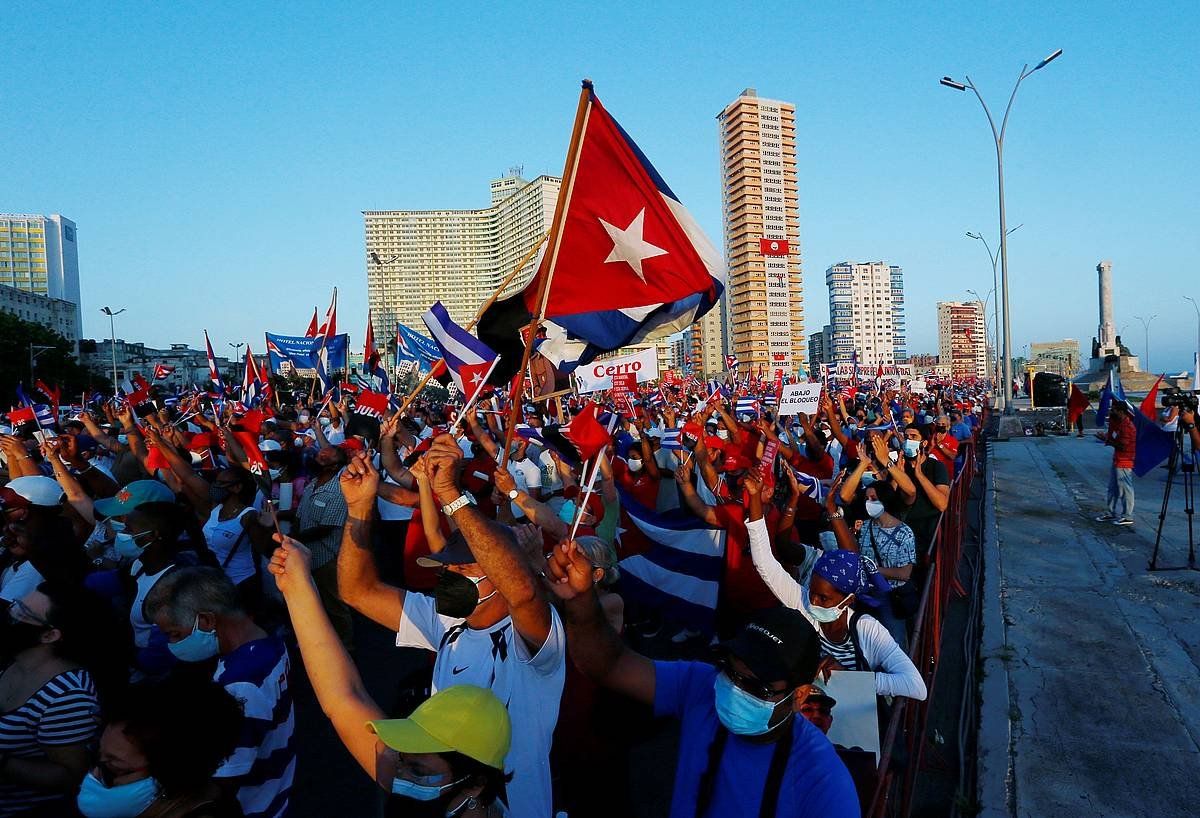 Milaka lagun Kubako Gobernuaren aldeko protesta batean, pasa den larunbatean, Habanan. ERNESTO MASTRASCUSA / EFE
