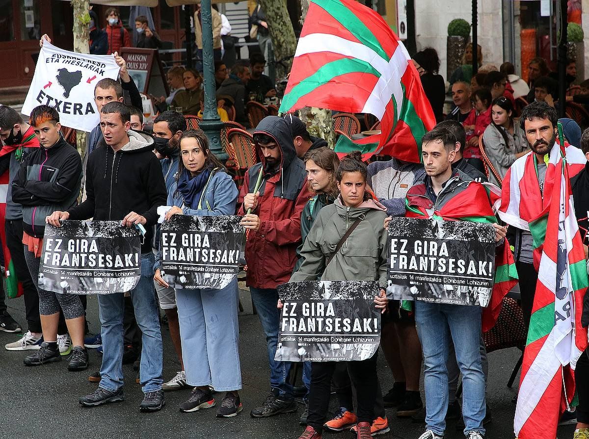 Manifestari independentistak, uztailaren 14an, Donibane Lohitzunen, «ez gira frantsesak» pankartekin. BOB EDME