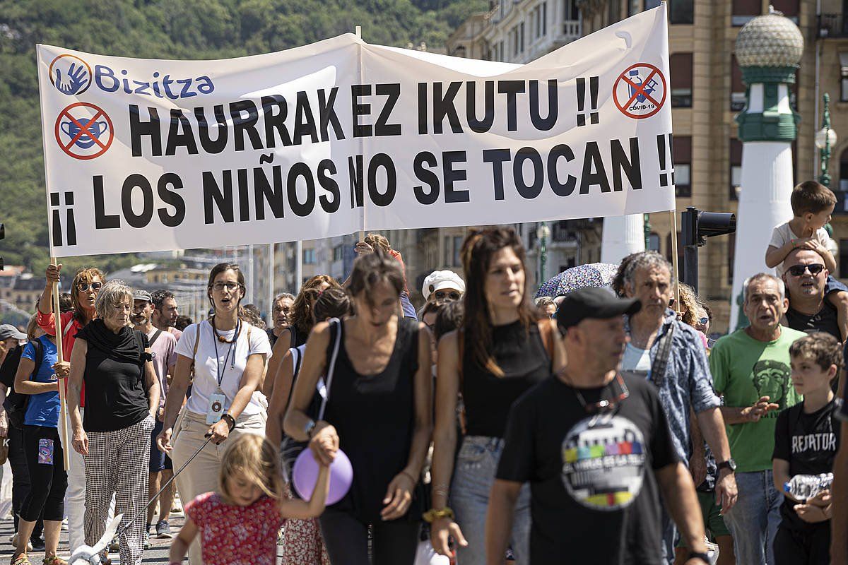 Bizitza plataformak deitutako manifestazioa, Donostian. JAGOBA MANTEROLA / FOKU