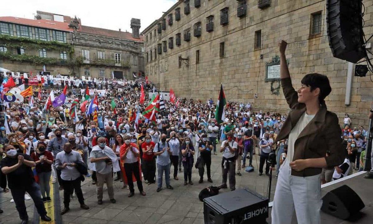 Ana Ponton manifestariak agurtzen, gaur, Santiagoko manifestazioaren amaieran. ARXINA / NOS DIARIO