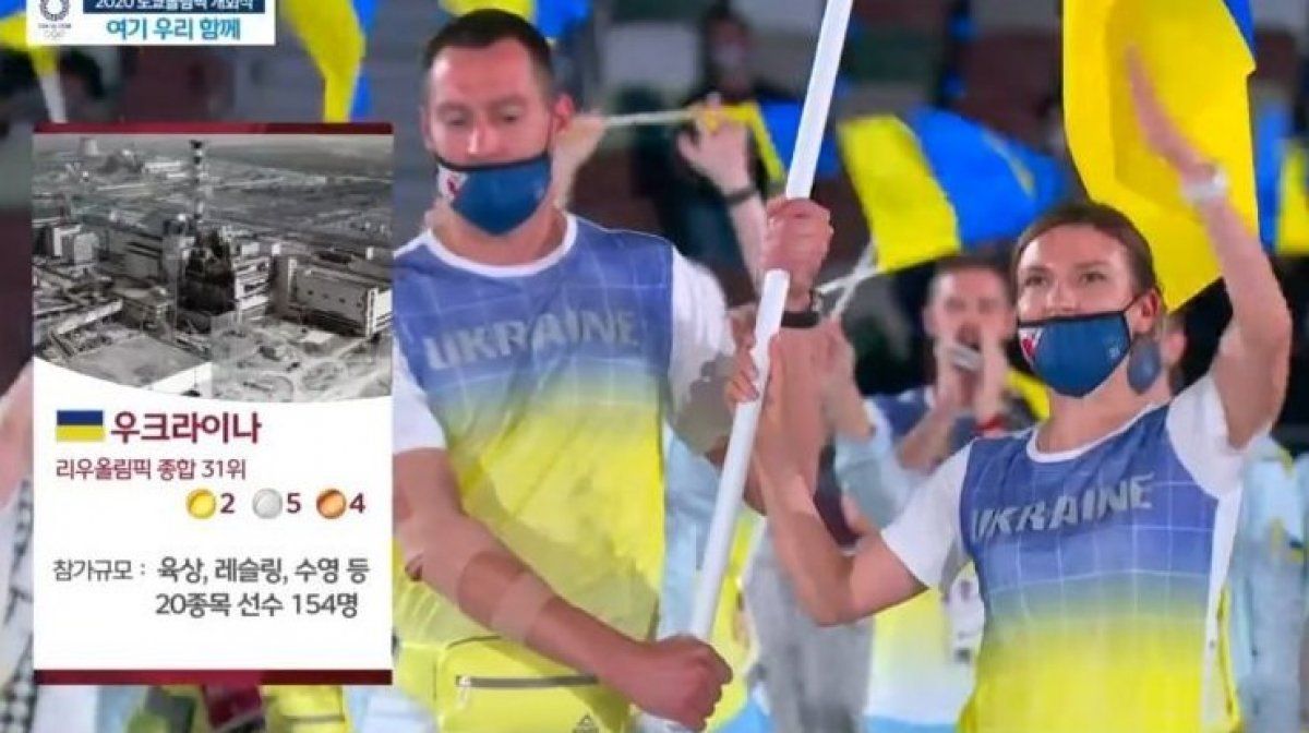 Ukrainako ordezkariak irekiera ekitaldian, alboan Txernobilek zentral nuklearraren irudi bat dutela. RAPHAEL RASHID