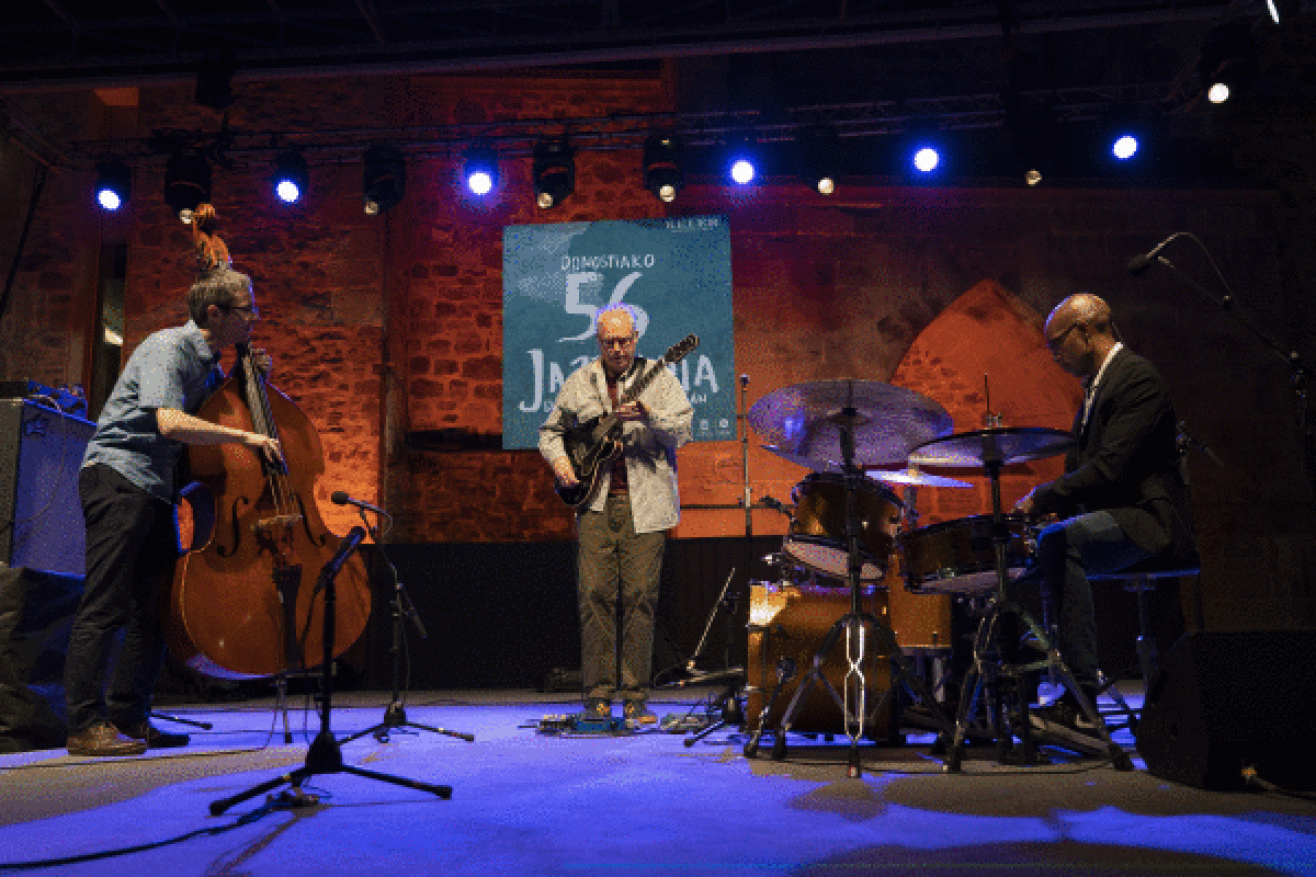 Bill Frisell Trio atzo, Jazzaldiko azken egunean, Trinitate plazan. GORKA RUBIO/ FOKU