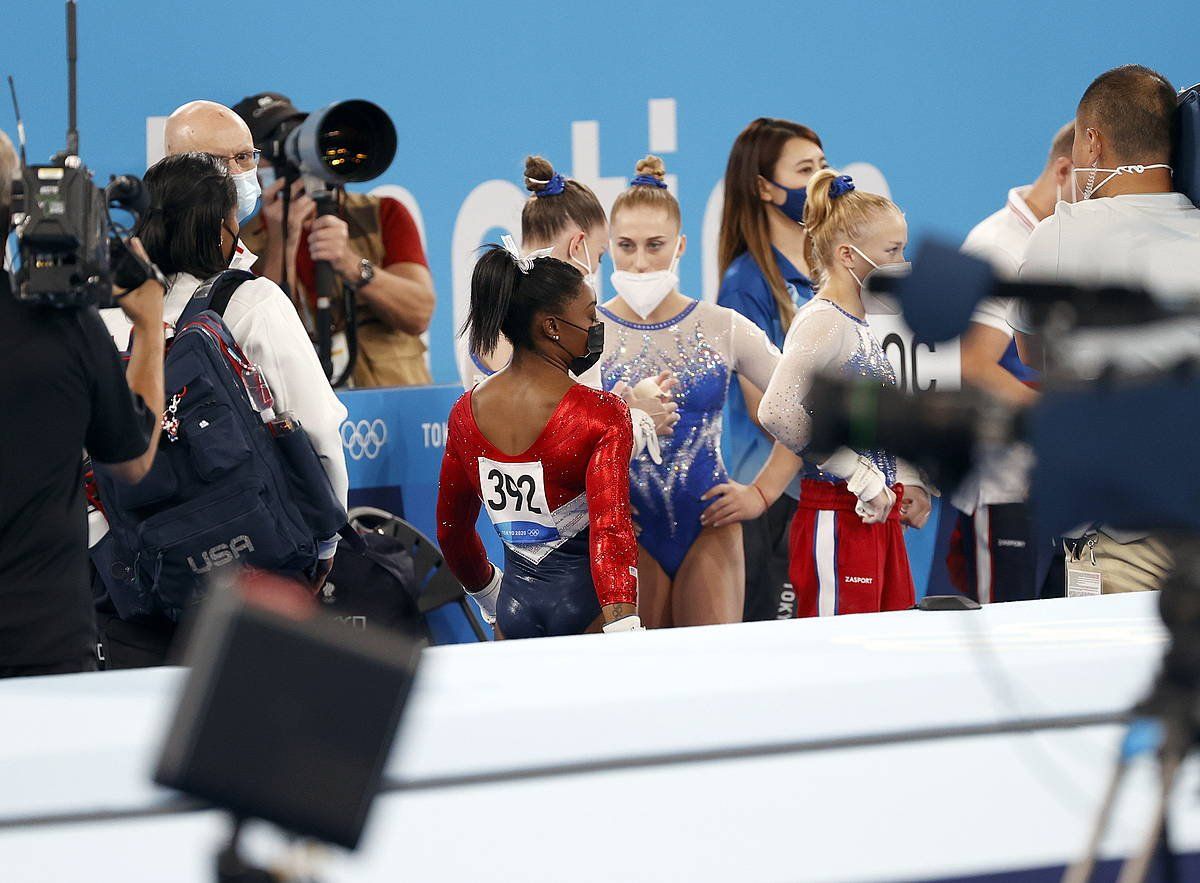 Simone Biles, atzo, taldekako proba utzi eta gero. HOW HWEE YOUNG / EFE