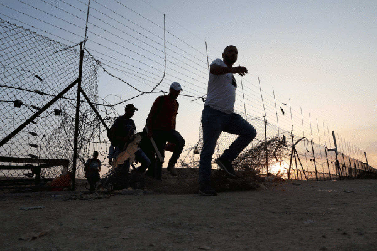 Palestinako ehunka langile muga igarotzen. AL HASHLAMOUN/EFE