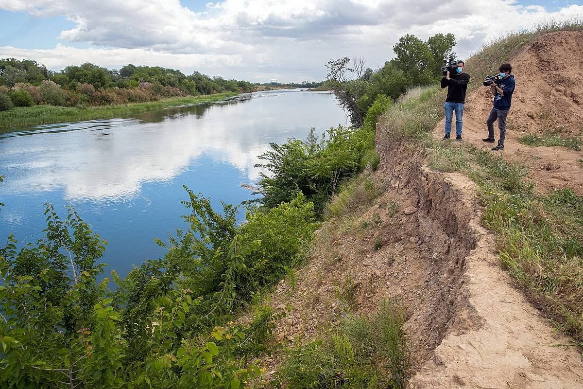 Ebro ibaian aurkitu dute gizona. JAVIER CEBOLLADA/EFE