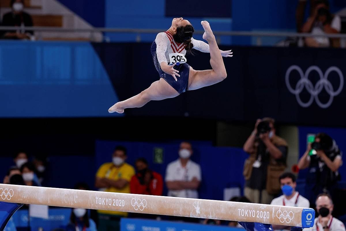 Sunisa Lee, gimnastikako finalean, ariketa bat egiten. ALBERTO ESTéVEZ, EFE