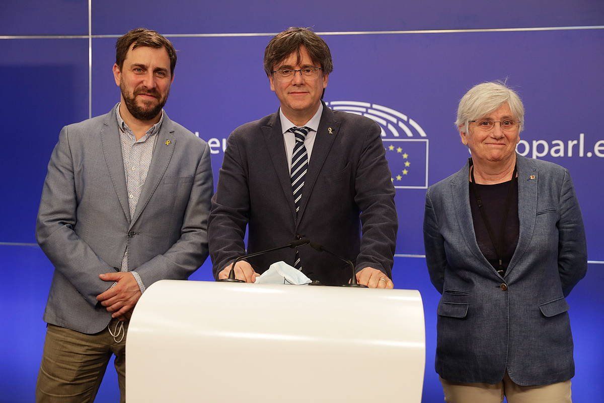 Carles Puigdemont Kataluniak presidente ohia (erdian), eta Clara Ponsati (eskuinean) eta Toni Comin (ezkerrean) Generalitateko kontseilari ohiak, iazko ekainean, Europako Parlamentuan. STEPHANIE LECOCQ, EFE