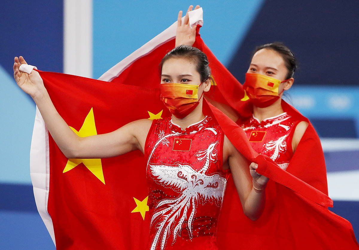 Lingling Liu eta Xueying Zhu txinatarrak, gimnastikako zaldi jauzian urrea eta zilarra irabazi eta gero. TATYANA ZENKOVICH / EFE