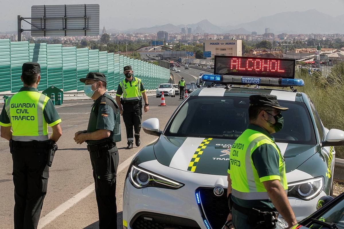 Guardia Zibilaren kontrol bat, artxiboko irudi batean. MARCIAL GUILLéN / EFE