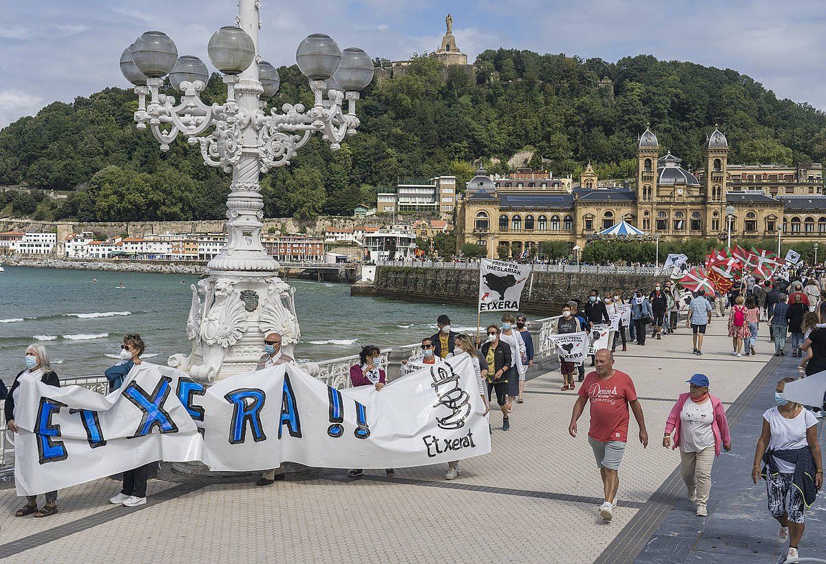 Etxeraten ekarretaratzea, gaur, Donostian. ANDONI CANELLADA / FOKU