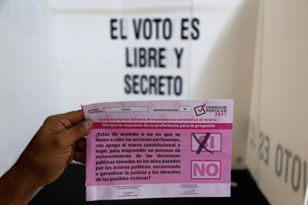 Boza eman zuen herritar batek boto-papera eskuetan du, galdera erakutsiz, Guadalajaran. FRANCISCO GUASCO / EFE