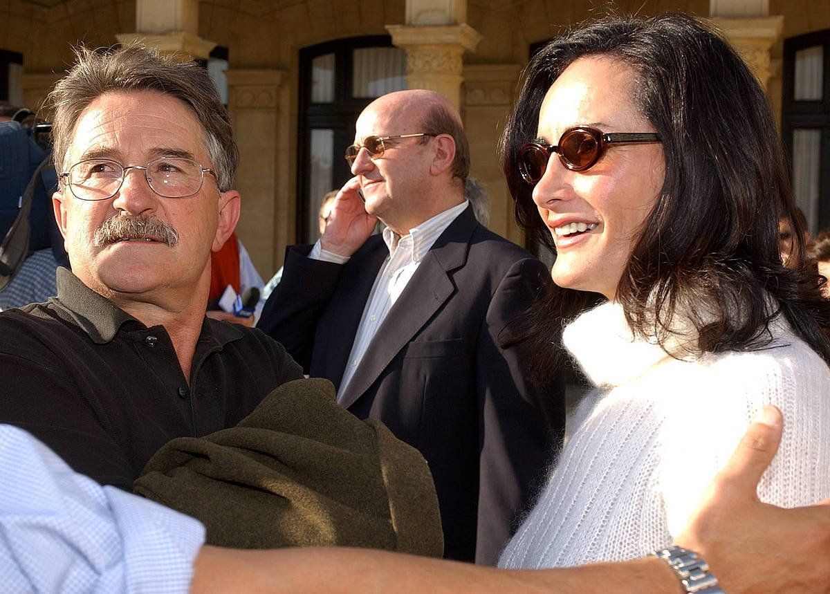 Mikel Azurmendi, ezkerrean, Edurne Uriarterekin, Aski Da!-ren manifestazio batean. JAVIER ETXEZARRETA / EFE