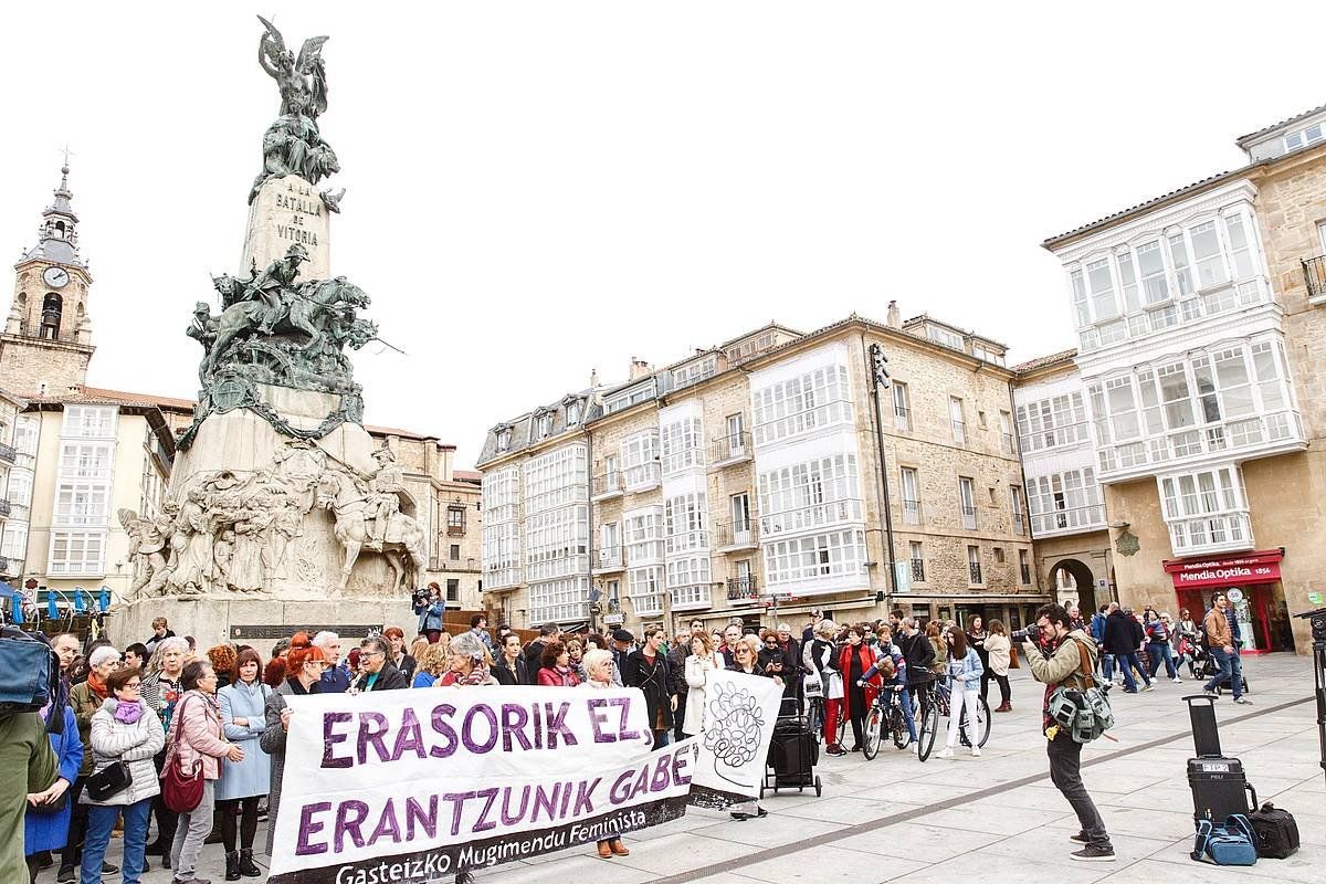 Indarkeria matxista kasu bat salatzeko elkarretaratzea Gasteizen. Atxiboko irudia. DAVID AGUILAR/ EFE