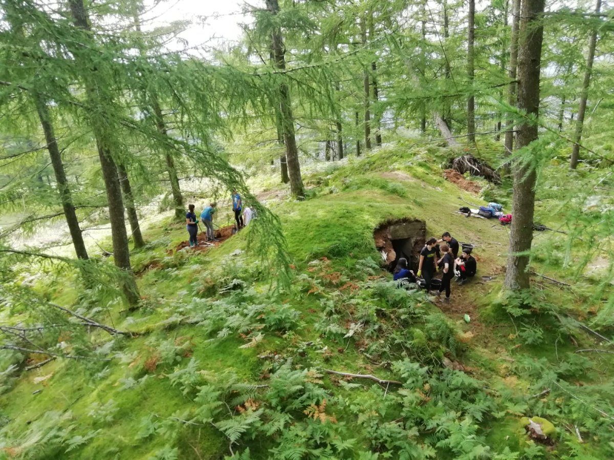 Hainbat gazte bunkerrak berreskuratzeko lanetan, Lesakan. BERRIA