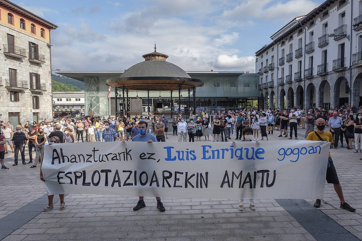 Jende asko elkartu da Azpeitiko plazan Enrique Sorianoren senideei dolumina adierazteko. JON URBE / FOKU