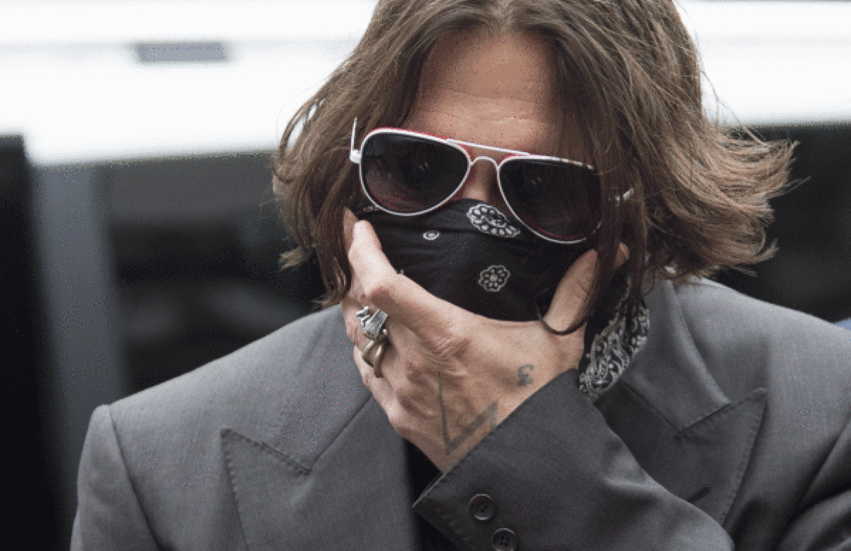 Johnny Depp 'The Sun' hedabidearen kontrako epaiketara sartu aurretik, iaz, Londresen. NEIL HALL/ EFE