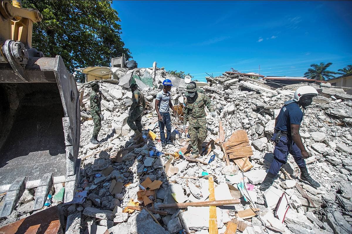 Gizon bat lurrikarak utzitako hondakinen artean, Les Cayes hirian. RALPH TEDY EROL/EFE