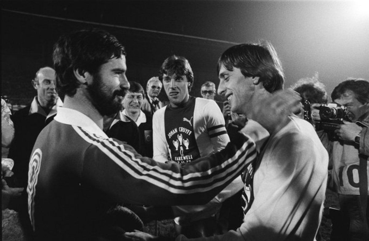 Mueller eta Cruyff, bigarrenaren agurreko partidan, 1978an.