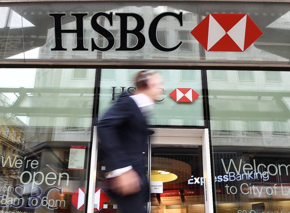 Gizon bat HSBC bankuak Londresen duen bulego baten aurretik pasatzen. ANDY RAIN / EFE