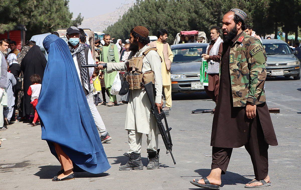 Soldadu taliban bat Kabulgo aireportuaren kanpoaldean. EFE