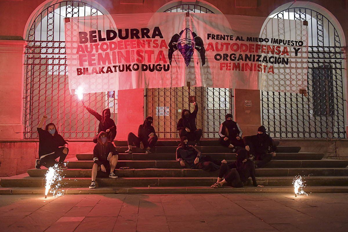 Farrukas taldeak indarkeria matxista salatzeko egindako protesta bat, Iruñean. IDOIA ZABALETA, FOKU