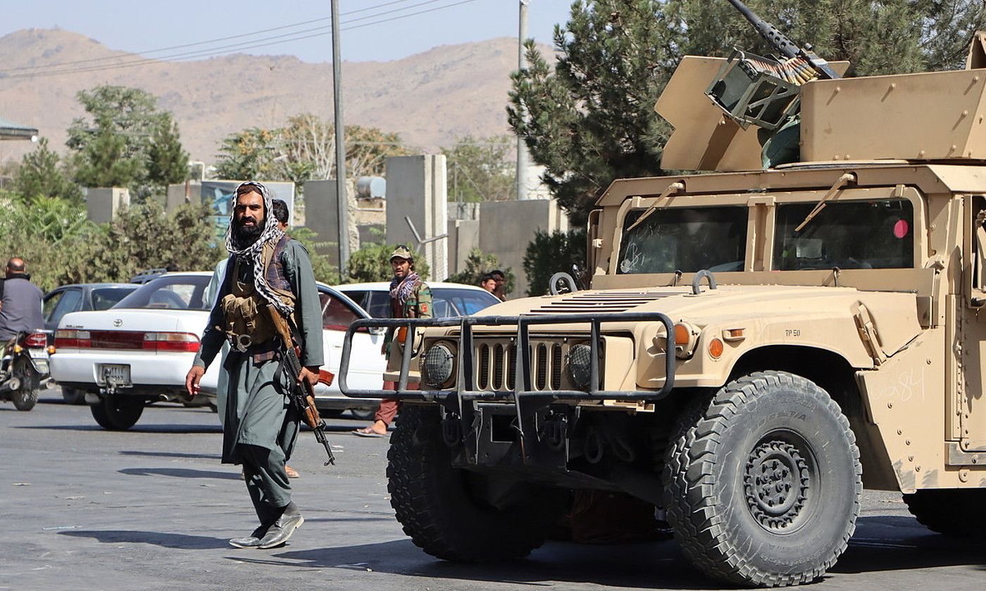 Soldadu taliban bat Kabulgo aireportura ematen duen errepide bat zaintzen, atzo. EFE