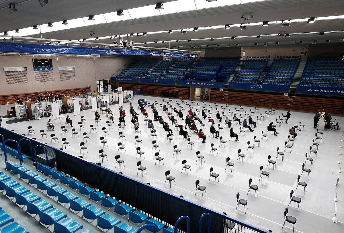 Nafarroako Unibertsitate Publikoko kiroldegiko txertaketa gunea. JESUS DIGES, EFE