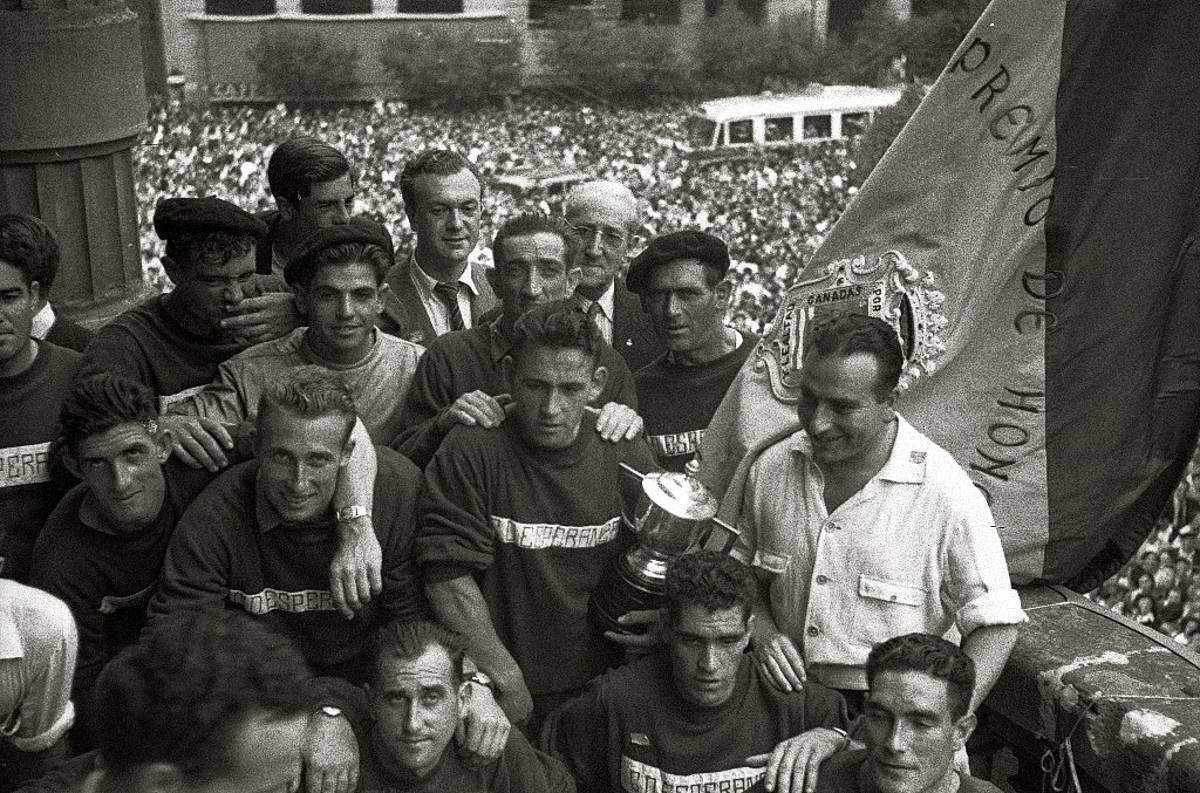 Donostiako taldeak 1950eko Kontxako Bandera irabazi zueneko argazkia. Arraunlariek herritarren ongietorri beroa jaso zuten. PACO MARIN