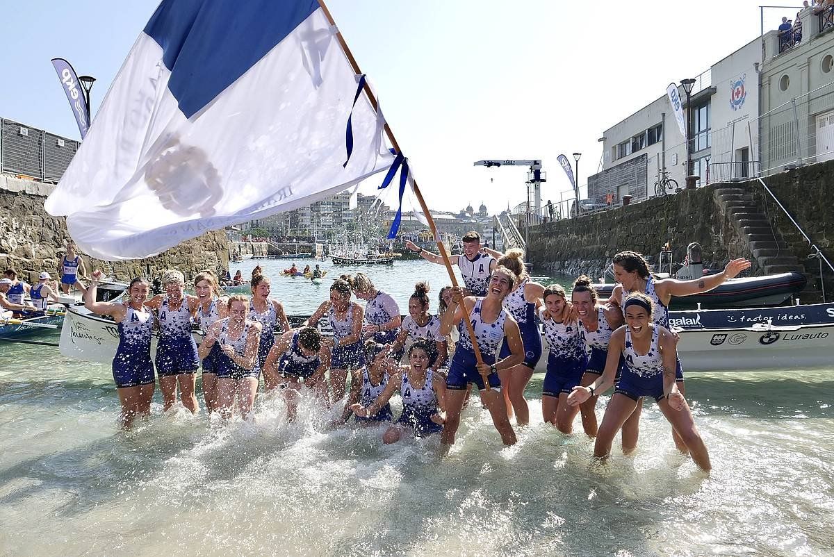 Arraun Lagunak-eko arraunlariak, bandera porturatzen. ANDONI CANELLADA, FOKU