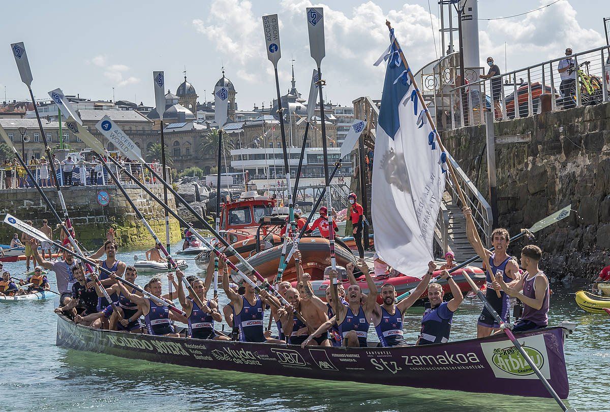 Santurtziko arraunlariak, bandera garaipena ospatzen. ANDONI CANELLADA, FOKU