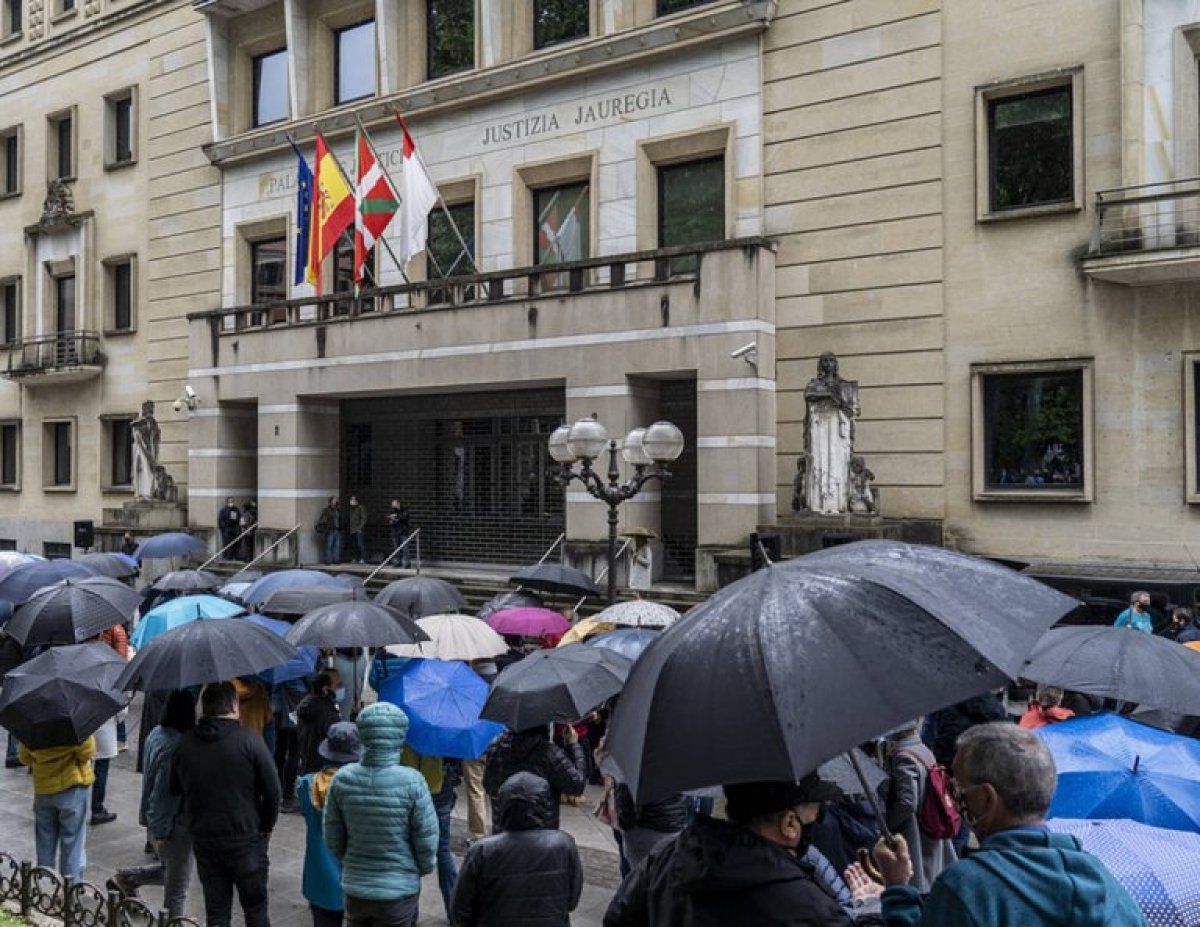 Uztailean, Kontseiluak deituta, Bilboko Justizia jauregiaren aurrean egindako elkarretaratzea, besteak beste, Udal Legearen aurkako EAEren erabakiaren kontra protesta egiteko. MARISOL RAMIREZ, FOKU