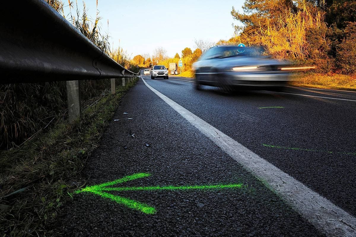 Txirrindulari bat hil da auto batek harrapatuta. SUSANNA SAEZ, EFE