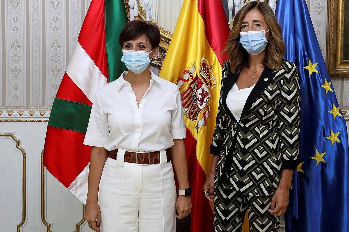 Isabel Rodriguez eta Olatz Garamendi, bilera hasi aurretik. FERNANDO ALVARADO / EFE