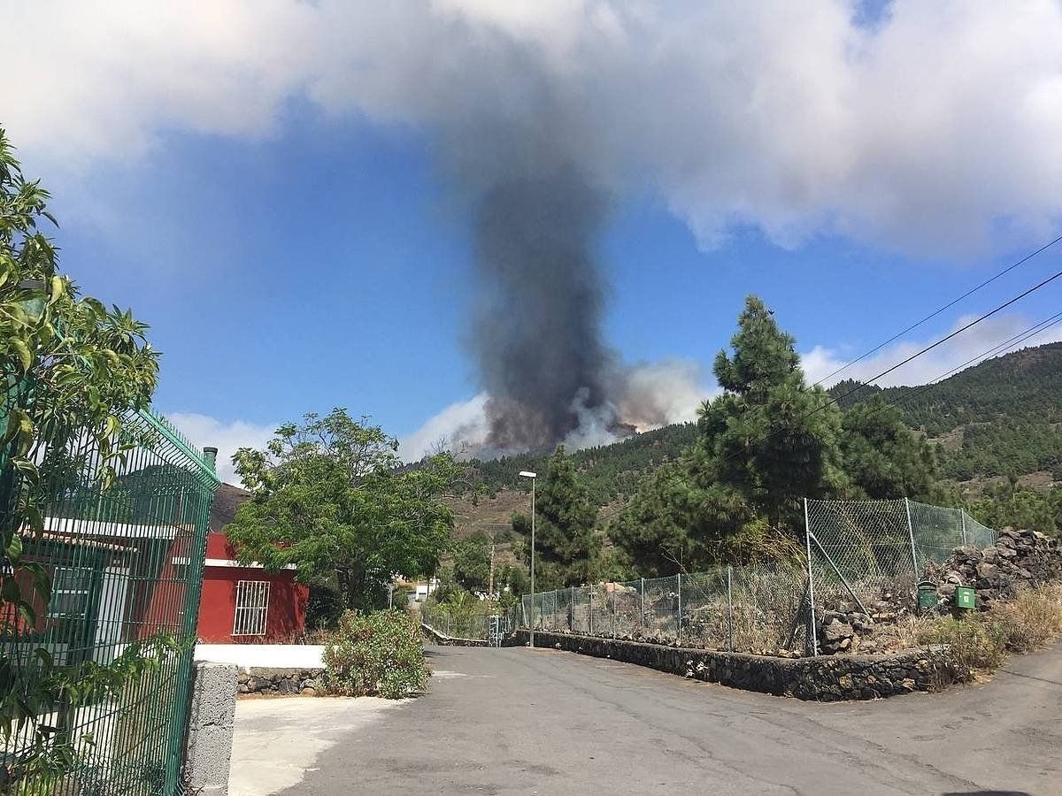 Erupzioa, El Paso herritik ikusita. MIGUEL CALERO / EFE