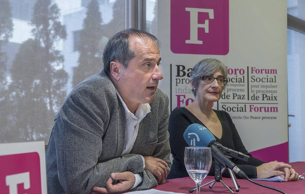 Agus Hernan eta Nekane Altzelai Foro Sozial Iraunkorreko kideak, artxiboko irudian. ANDONI CANELLADA/ FOKU
