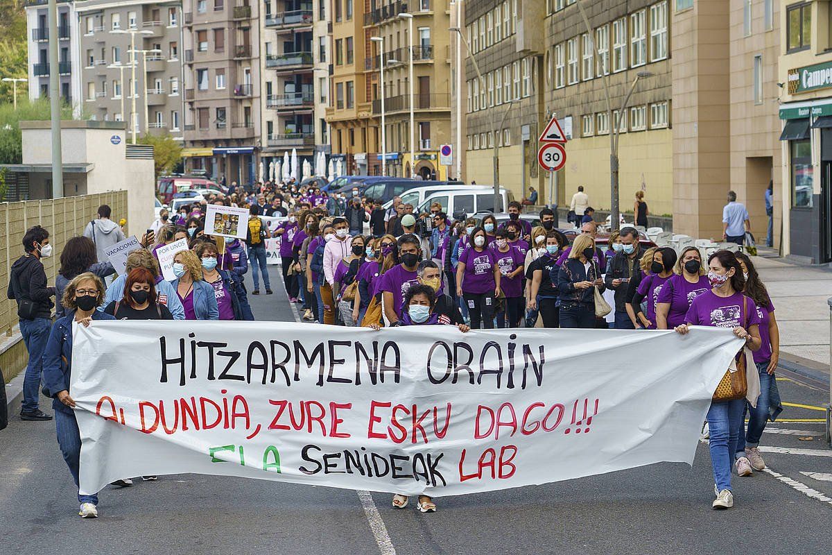 Gipuzkoako zahar etxeetako egoera salatzeko manifestazioa, gaur, Donostian. GORKA RUBIO / FOKU