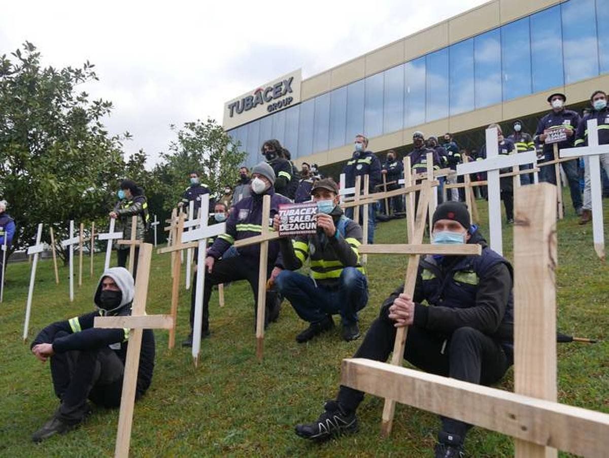 Tubacexeko langileen protesta ekintza bat enpresak Derion duen egoitzaren aurrean. AIARALDEA