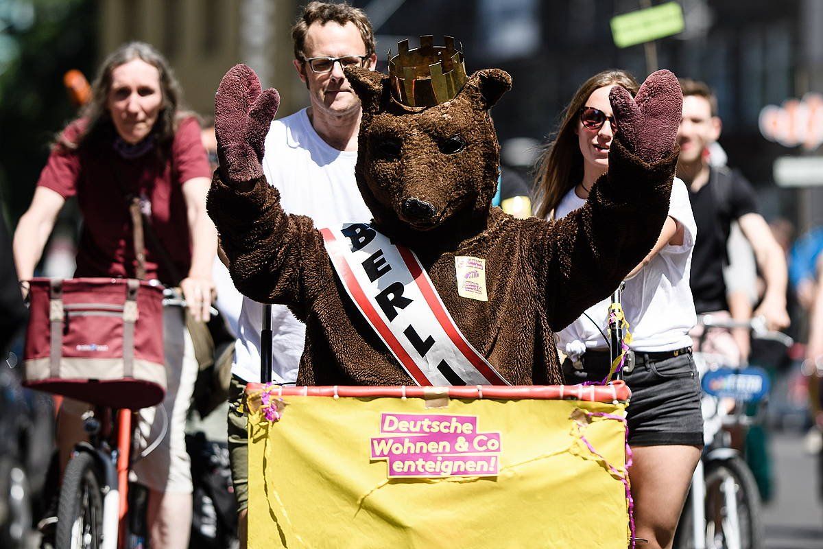 'Desjabetu Deutsche Wohnen & Co' ekimeneko ekintzaile bat, Berlingo ikur den hartzaz mozorroturik, bizikleta martxa batean, 2019. urtean. CLEMENS BILAN / EFE