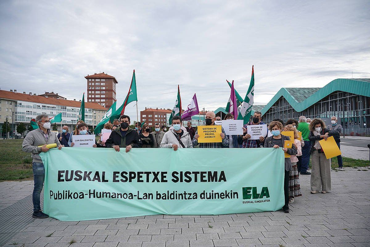 ELAk espetxe eredu "propiaren" aldeko protesta egin du gaur Lakua aurrean. ENDIKA PORTILLO / FOKU