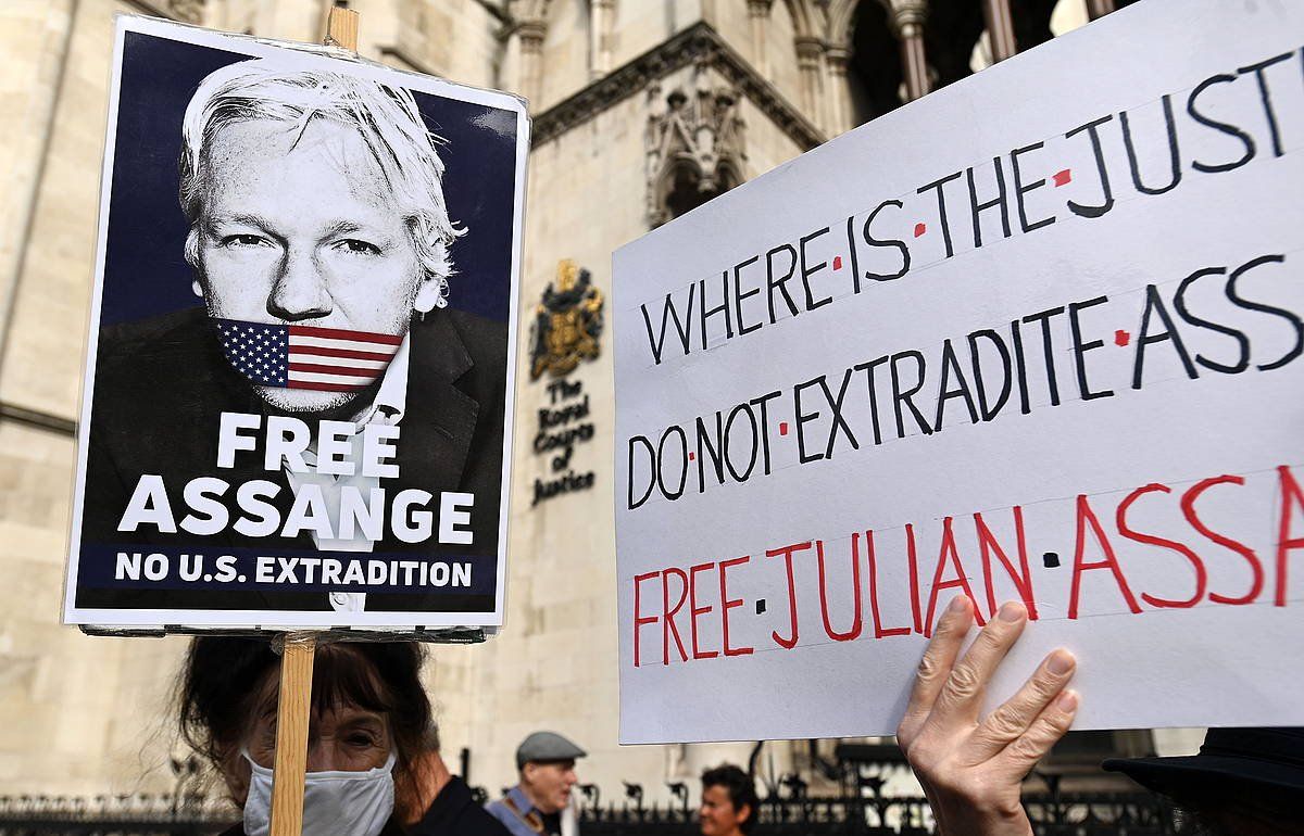 Assange  jarraitzaileak, Londresko Justizia Auzitegien aurrean, asteazken honetan. ANDY RAIN / FOKU