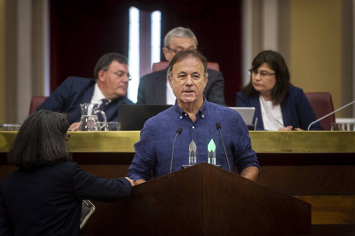 Kike Fernandez de Pinedo EH Bilduko eleduna Arabako Batzar Nagusietan. JAIZKI FONTANEDA/ FOKU Kike Fernandez de Pinedo EH Bilduko eleduna Arabako Batzar Nagusietan. JAIZKI FONTANEDA/ FOKU