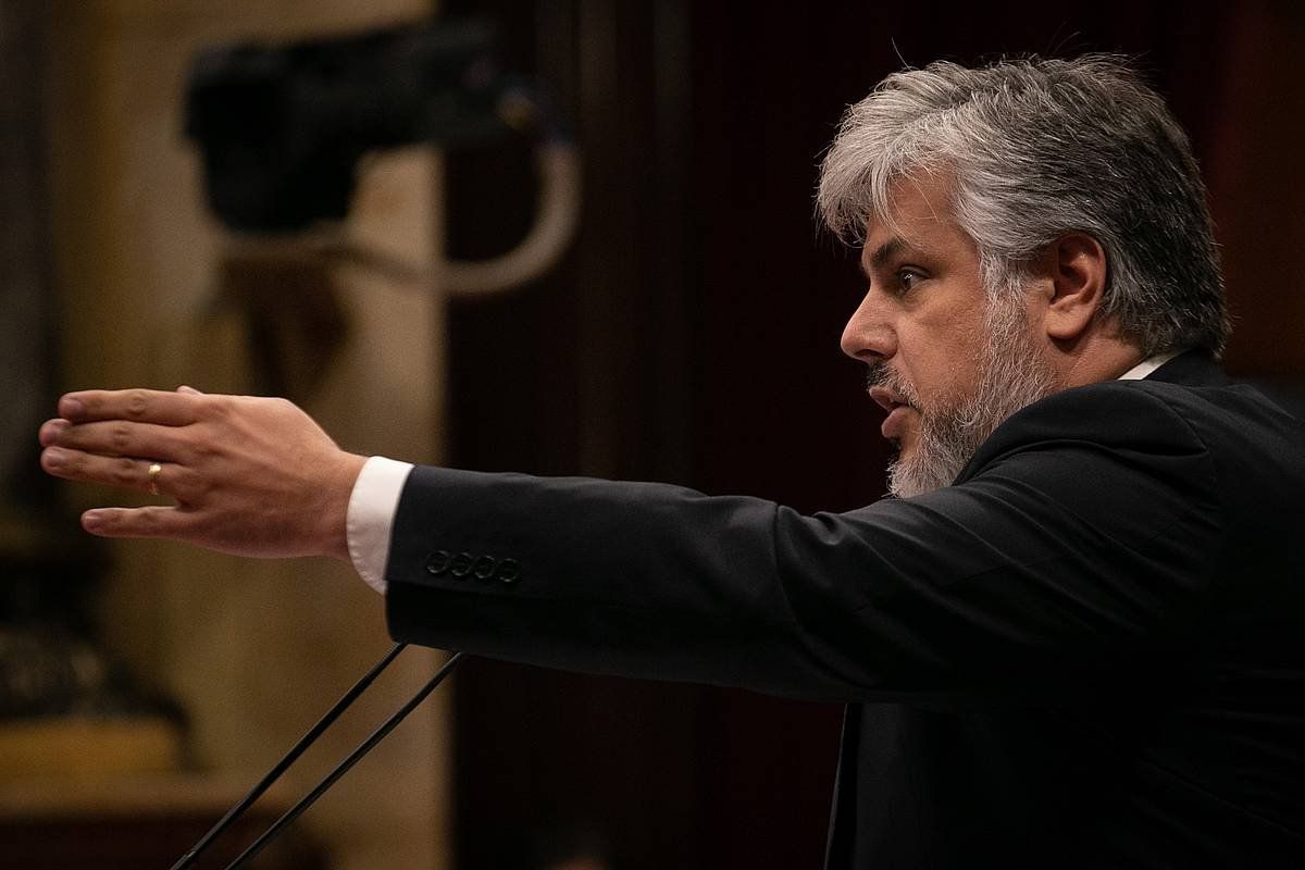 Albert Batet Juntsek Kataluniako Parlamentuan duen diputatu taldeko presidentea, gaur, Kataluniako politika orokorreko eztabaidan. ENRIC FONTCUBERTA, EFE